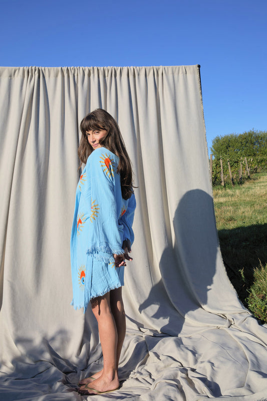 Short Himmelblau Sunrise Nazar Kimono – kurzer Musselin-Kimono in Himmelblau mit Sunrise-Nazar-Print