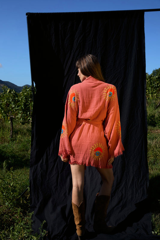 Short Papaya Sunrise Nazar Kimono – kurzer Musselin-Kimono in Papaya-Korall mit Sunrise-Nazar-Print