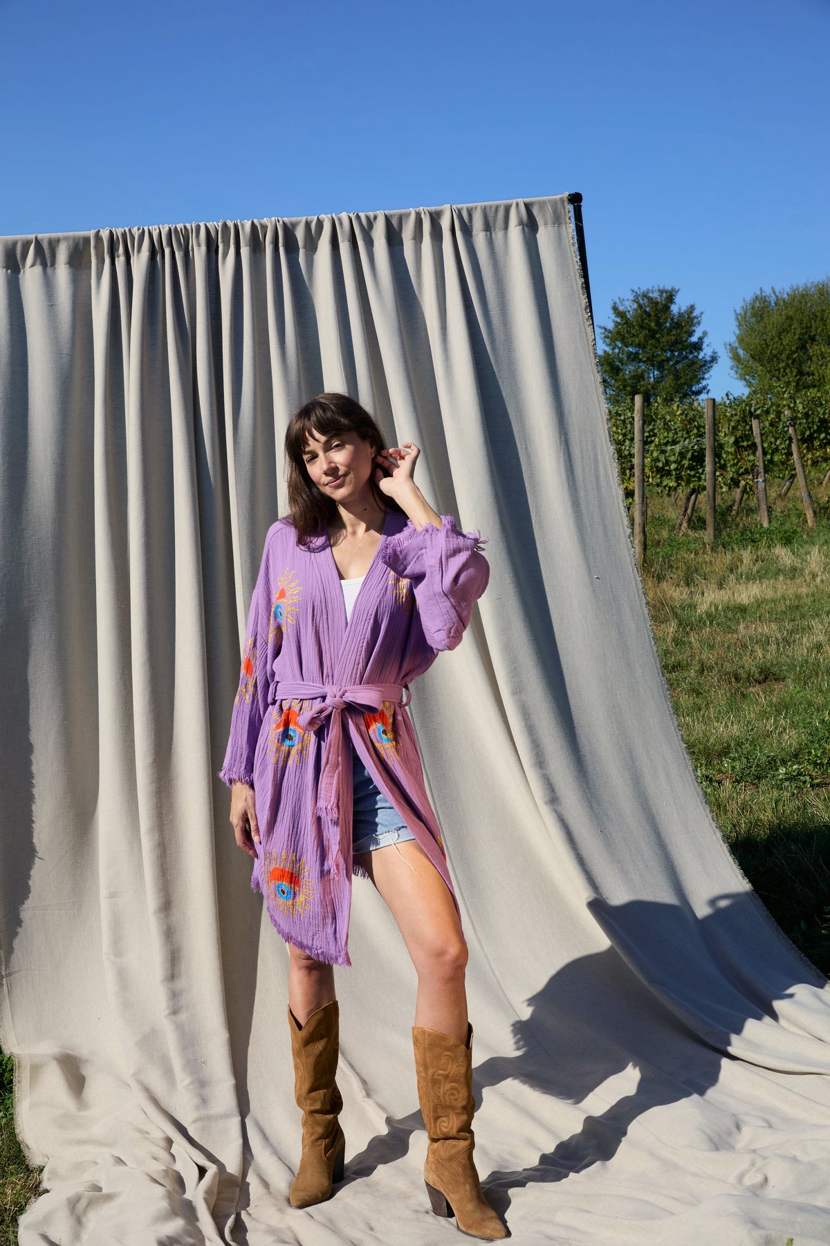 Short Violet Sunrise Nazar Kimono – kurzer Musselin-Kimono in Violett mit Sunrise-Nazar-Print, Ansicht 4