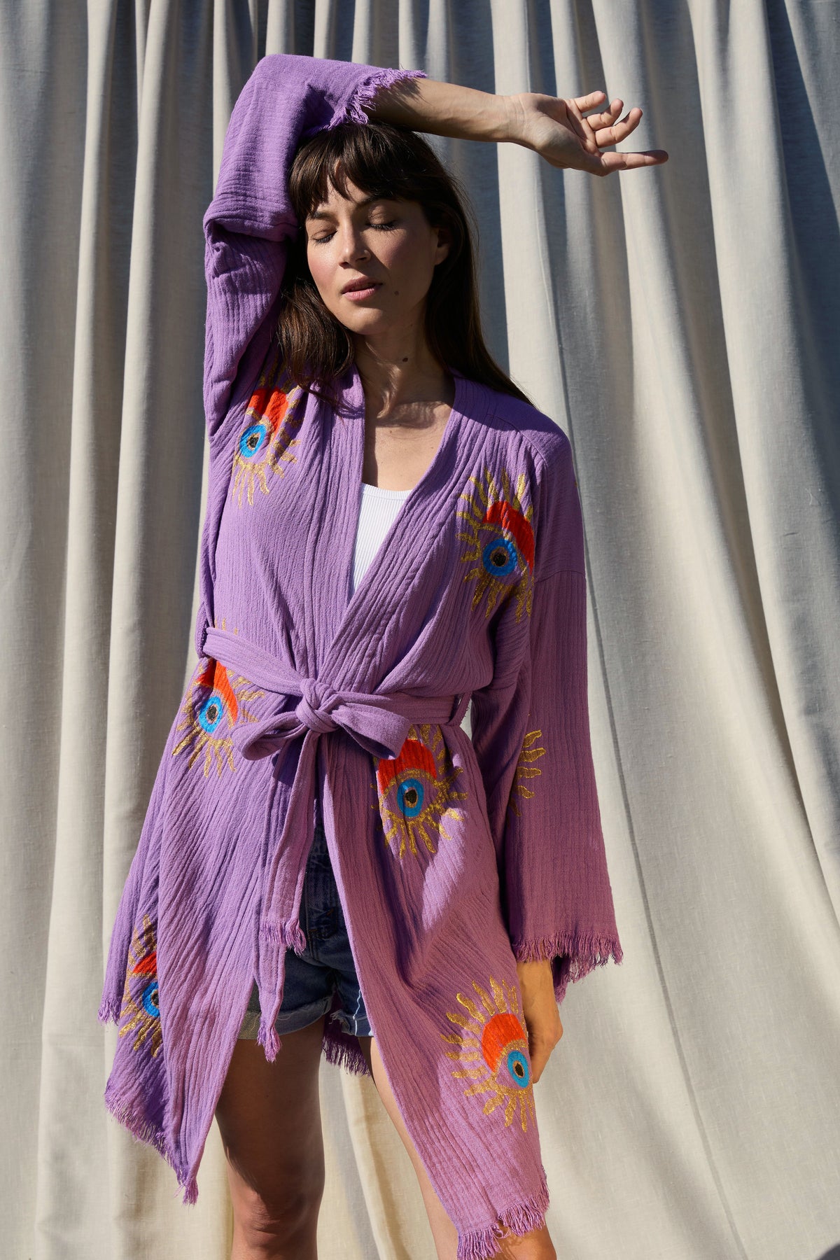 Short Violet Sunrise Nazar Kimono – kurzer Musselin-Kimono in Violett mit Sunrise-Nazar-Print, Ansicht 3