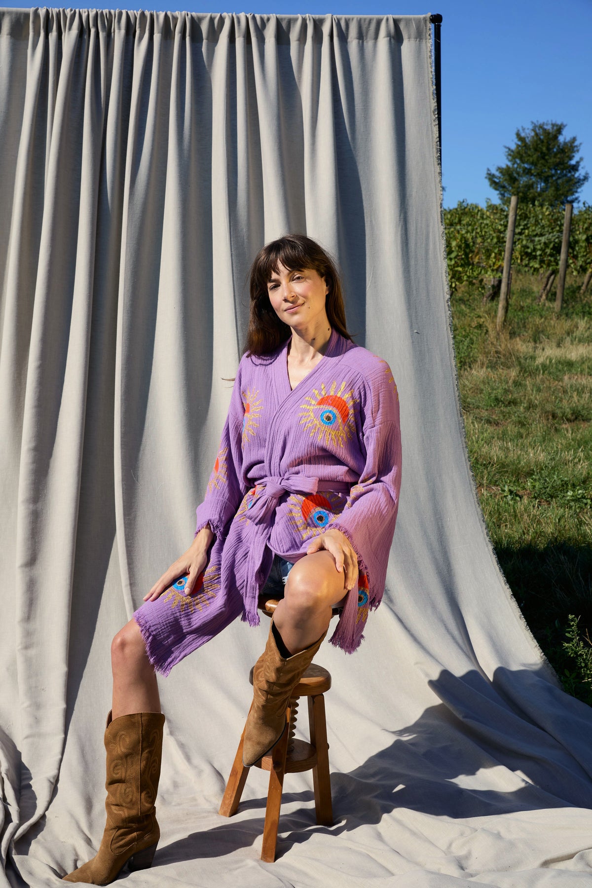 Short Violet Sunrise Nazar Kimono – kurzer Musselin-Kimono in Violett mit Sunrise-Nazar-Print, Ansicht 2