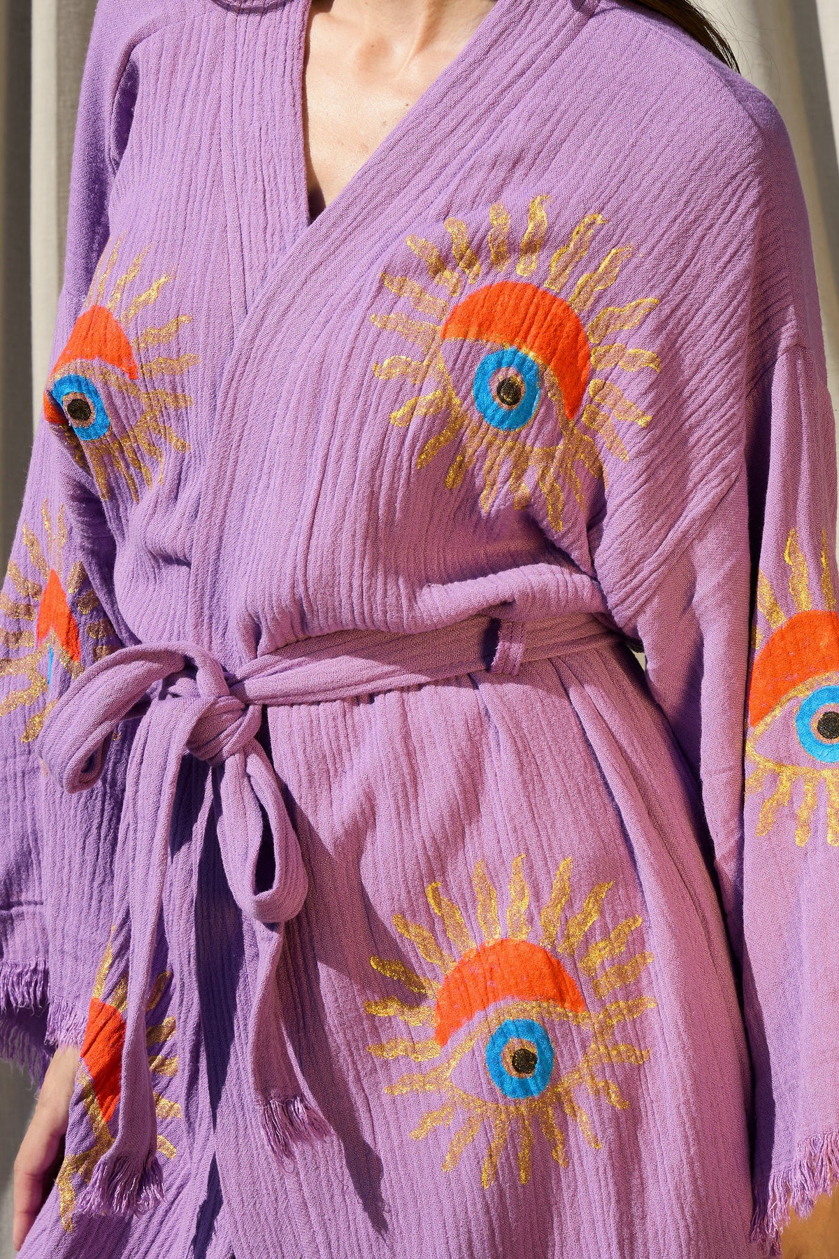 Violet Sunrise Nazar Kimono – Musselin-Kimono in Lila mit Sonnen-Nazar-Motiv, Stoffdetail