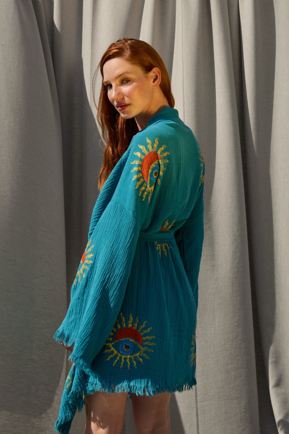 Short Teal Sunrise Nazar Kimono – kurzer Musselin-Kimono in Teal mit Sunrise-Nazar-Print, Ansicht 4
