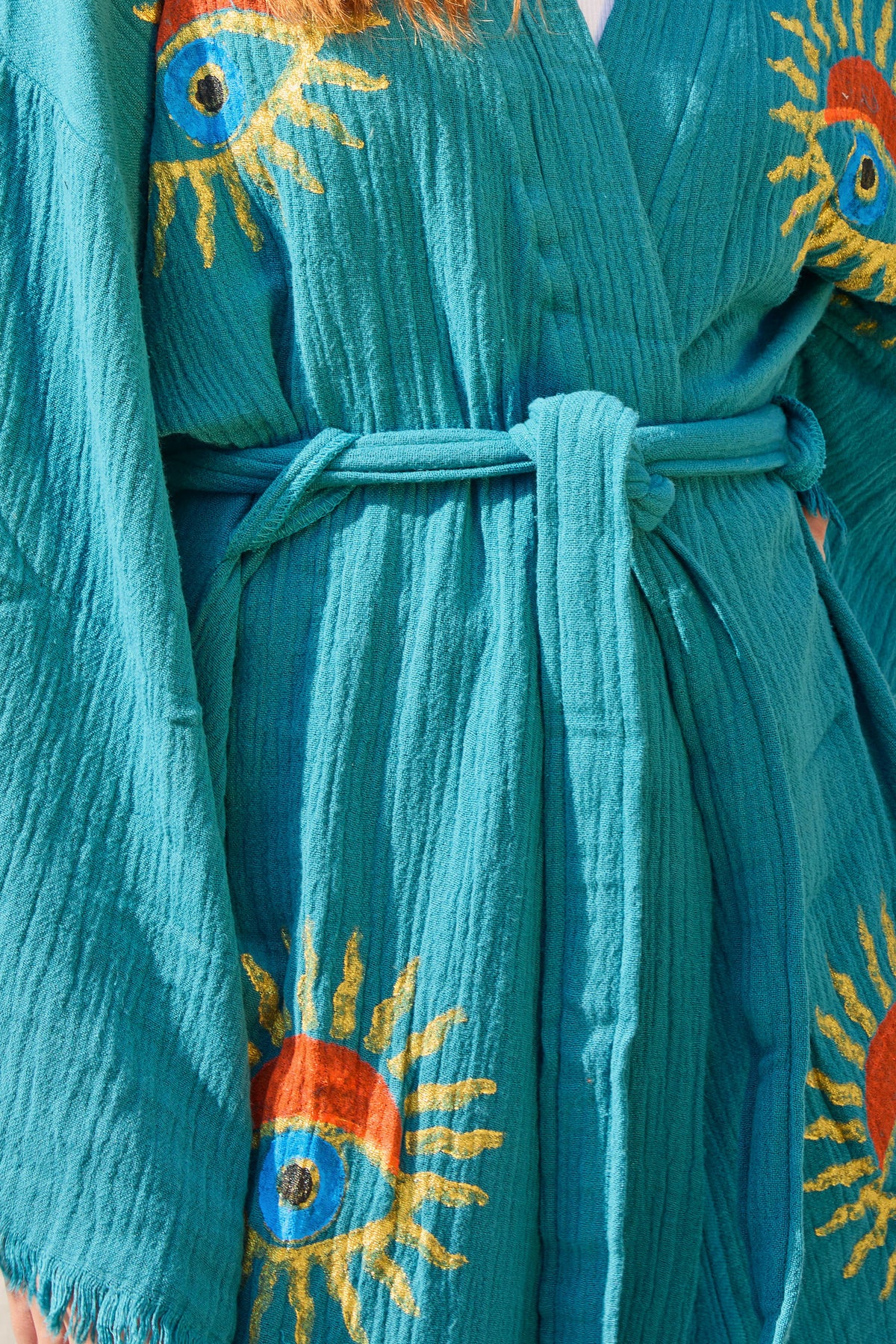Teal Sunrise Nazar Kimono – Musselin-Kimono in Petrol mit Sonnen-Nazar-Motiv, Stoffdetail