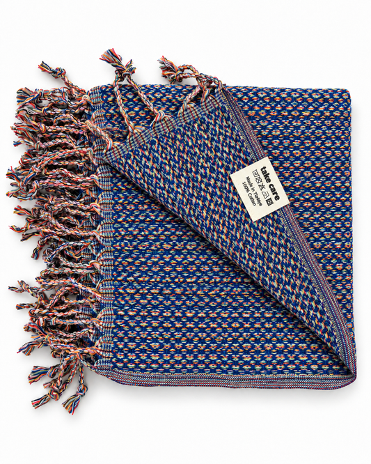 Everywhere Towel Cobalt – aufgeklappt mit Pflegeetikett, 100 % Baumwolle