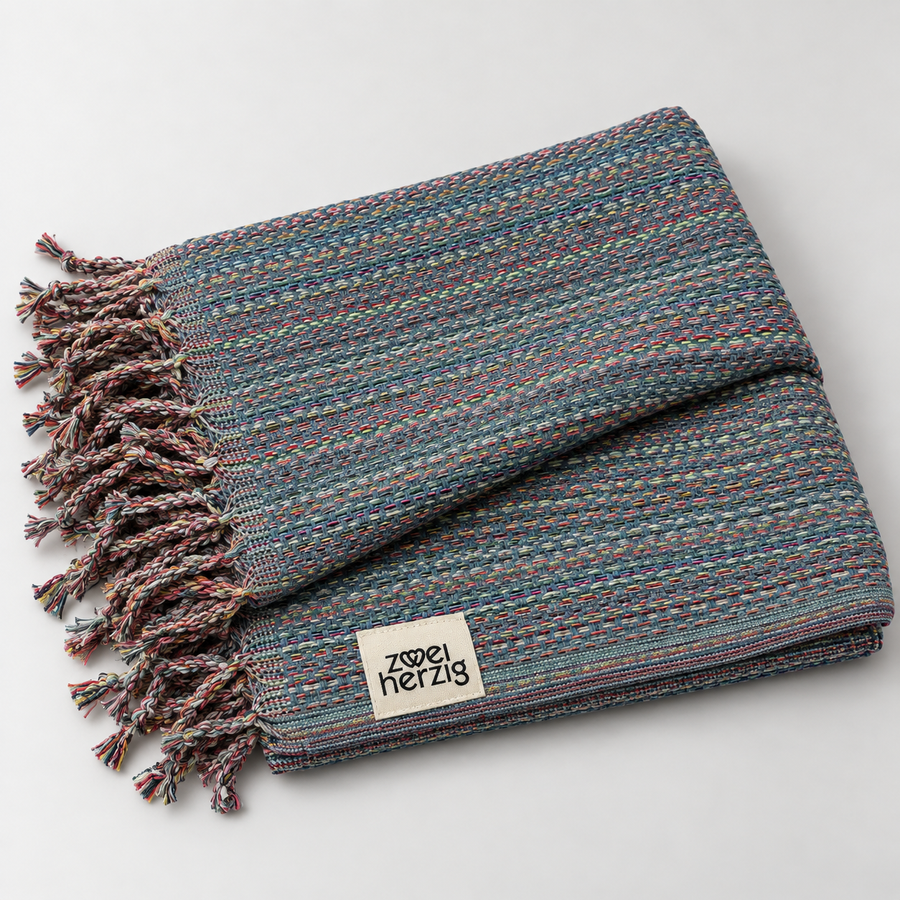 Everywhere Towel Petrol – handgewebtes Strandtuch mit Fransen in Graublau