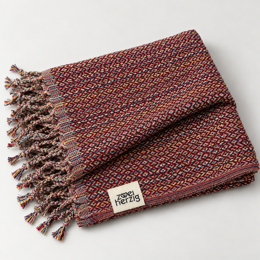 Everywhere Towel Burgundy – handgewebtes Strandtuch mit Fransen in Weinrot