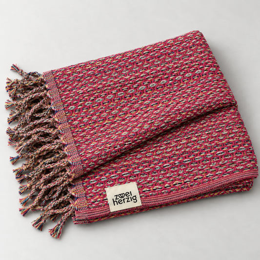 Everywhere Towel Raspberry – handgewebtes Strandtuch mit Fransen in Himbeerpink